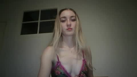 Snapshot of running_girl_izzy chatting on 10/28/25, 07:27 Izzy online show from 10/28/25, 07:27