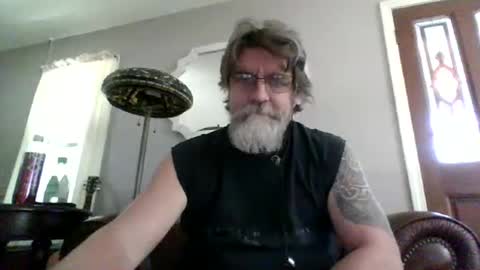 Snapshot of runningaround60 chatting on 09/15/25, 04:51 runningaround60 online show from 09/15/25, 04:51