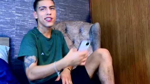 Snapshot of russell_adams_ chatting on 02/05/25, 12:31 R U S S E L L online show from 02/05/25, 12:31