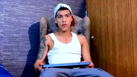 Snapshot of russell_adams_ chatting on 02/07/25, 12:20 R U S S E L L online show from 02/07/25, 12:20