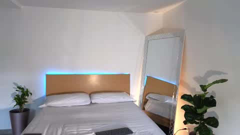 Snapshot of russell_adams_ chatting on 09/11/25, 07:58 R U S S E L L online show from 09/11/25, 07:58