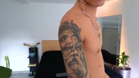 Snapshot of russell_adams_ chatting on 09/22/25, 09:17 R U S S E L L online show from 09/22/25, 09:17