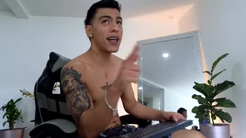 Snapshot of russell_adams_ chatting on 09/28/25, 01:49 R U S S E L L online show from 09/28/25, 01:49