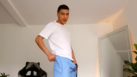 Snapshot of russell_adams_ chatting on 10/11/25, 03:54 R U S S E L L online show from 10/11/25, 03:54