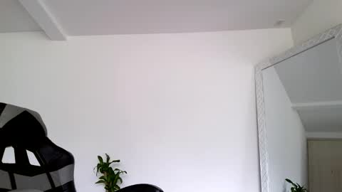 Snapshot of russell_adams_ chatting on 10/23/25, 02:16 R U S S E L L online show from 10/23/25, 02:16