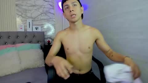 Snapshot of ryan_rouss_ chatting on 12/28/24, 08:04 ryan rouss online show from 12/28/24, 08:04