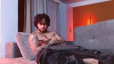 Snapshot of ryan_warren18 chatting on 09/19/25, 04:47 RYAN online show from 09/19/25, 04:47