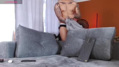 Snapshot of ryan_warren18 chatting on 10/08/25, 02:47 RYAN online show from 10/08/25, 02:47