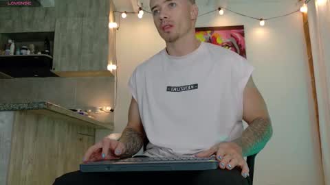 Snapshot of ryann_blue_ chatting on 11/19/25, 10:43 Ryan Blue ig ryannblue online show from 11/19/25, 10:43