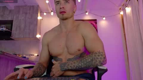 Snapshot of ryann_blue_ chatting on 11/26/25, 12:00 Ryan Blue ig ryannblue online show from 11/26/25, 12:00