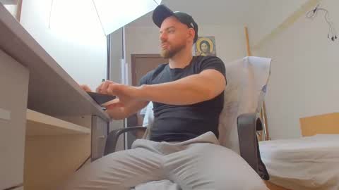 Snapshot of ryanstone_ chatting on 04/01/26, 04:35 Ryanstone online show from 04/01/26, 04:35