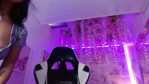 Snapshot of saara_martin chatting on 04/23/26, 12:15 1 online show from 04/23/26, 12:15