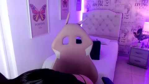 Snapshot of saara_martin chatting on 05/04/26, 12:12 1 online show from 05/04/26, 12:12