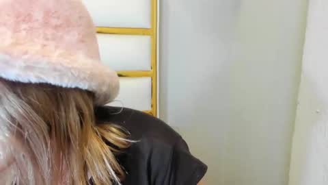 Snapshot of sabrina_cole chatting on 12/13/24, 06:42 . Sabrina Cole . online show from 12/13/24, 06:42