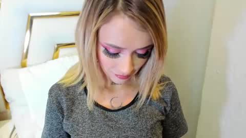 Snapshot of sabrina_cole chatting on 01/04/25, 03:07 . Sabrina Cole . online show from 01/04/25, 03:07