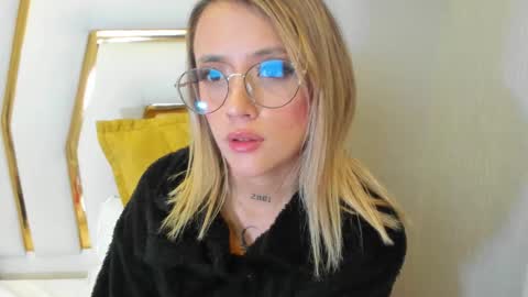 Snapshot of sabrina_cole chatting on 01/15/25, 06:12 . Sabrina Cole . online show from 01/15/25, 06:12