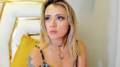 Snapshot of sabrina_cole chatting on 01/17/25, 09:17 . Sabrina Cole . online show from 01/17/25, 09:17