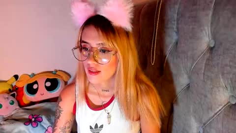 Snapshot of sabrina_cole chatting on 10/22/25, 04:13 . Sabrina Cole . online show from 10/22/25, 04:13