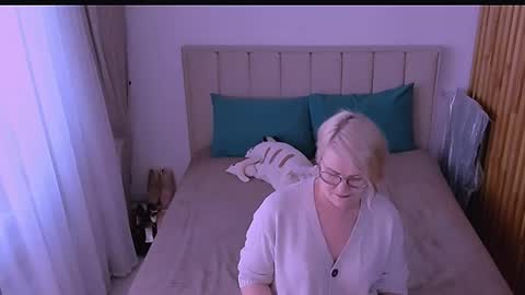 Sabrina MacMarren online show from 05/01/26, 04:00