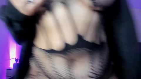 Snapshot of sabrinav_ chatting on 11/07/25, 11:32 Sabrina online show from 11/07/25, 11:32