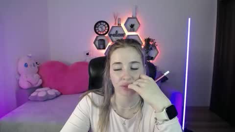 Sabrina Violet online show from 04/17/26, 08:06