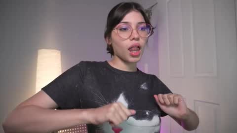 Snapshot of sadelune chatting on 01/15/26, 04:28 An online show from 01/15/26, 04:28