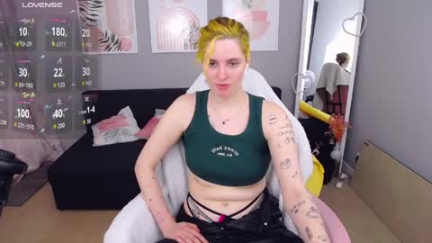 Snapshot of saidaray chatting on 04/04/26, 12:35 Adel online show from 04/04/26, 12:35