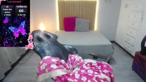 Snapshot of sailor_moon07 chatting on 12/20/25, 04:30 sailor online show from 12/20/25, 04:30