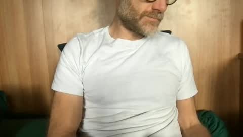 Snapshot of saint009 chatting on 06/20/26, 10:18 saint009 online show from 06/20/26, 10:18