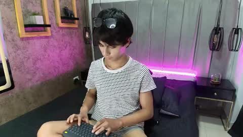 Snapshot of saintdangelo chatting on 04/09/26, 12:43 Santi online show from 04/09/26, 12:43