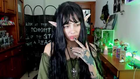 Snapshot of sakaexxx chatting on 12/14/25, 10:31 online show from 12/14/25, 10:31