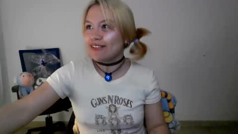 Snapshot of sakura_goldie chatting on 11/13/25, 02:32 Saku online show from 11/13/25, 02:32