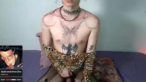 Snapshot of salemqueer_ chatting on 04/28/26, 08:47 Sam online show from 04/28/26, 08:47