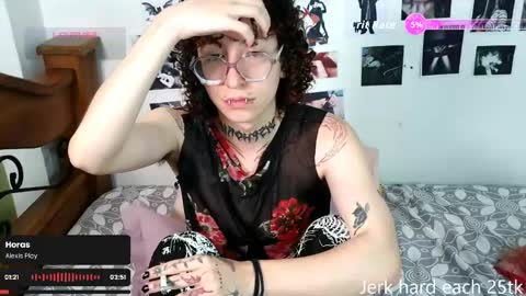 Snapshot of salemqueer_ chatting on 05/14/26, 08:15 Sam online show from 05/14/26, 08:15