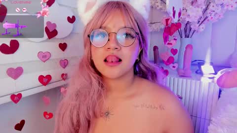 Snapshot of sally_white_ chatting on 02/14/25, 10:47 Sally White online show from 02/14/25, 10:47