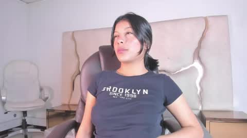 Snapshot of salmaportman_ chatting on 05/15/26, 02:18 salmaportman_ online show from 05/15/26, 02:18