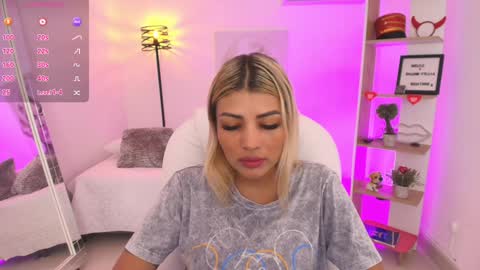 Snapshot of saloomee__ chatting on 01/25/25, 11:23 SALOME online show from 01/25/25, 11:23