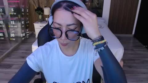 Snapshot of sam_mansson66 chatting on 12/17/25, 10:38 SAM MANSON online show from 12/17/25, 10:38