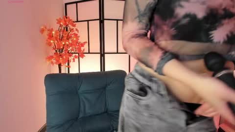 Snapshot of sam_pay chatting on 11/25/25, 12:05 Sam online show from 11/25/25, 12:05