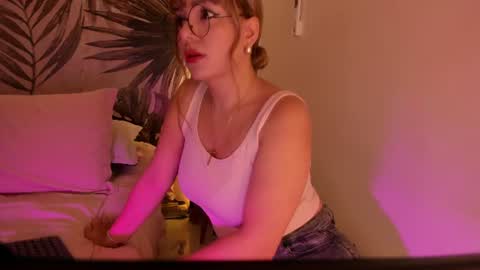 Snapshot of samaantha_white_ chatting on 06/24/26, 11:20 Samaantha online show from 06/24/26, 11:20