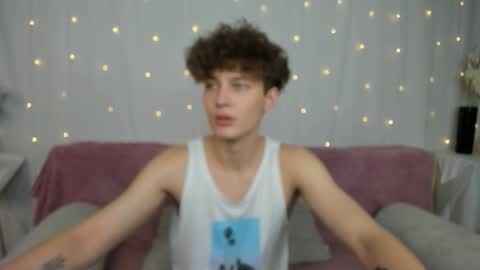 Snapshot of samanie_ chatting on 10/19/25, 11:33 Sam online show from 10/19/25, 11:33