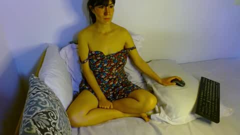 Snapshot of samanta_r_ chatting on 11/19/25, 05:02 Samanta online show from 11/19/25, 05:02