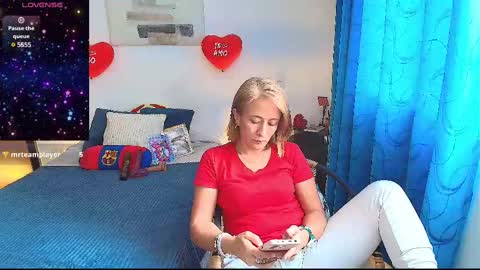 Snapshot of samanta_stone69 chatting on 02/19/25, 06:00 Samanta Stone online show from 02/19/25, 06:00