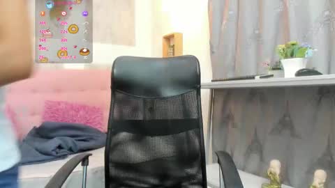 Snapshot of samantha_fox8 chatting on 12/19/25, 11:06 online show from 12/19/25, 11:06