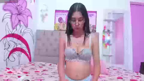 Snapshot of samantha_pucket chatting on 09/23/25, 02:42 Sam online show from 09/23/25, 02:42