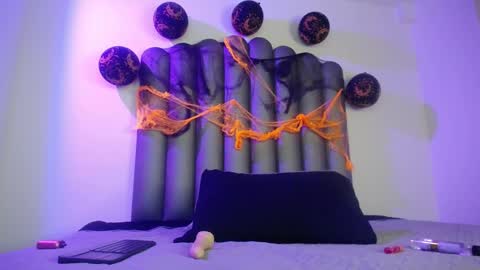 samantha_scottt online show from 10/18/25, 10:10