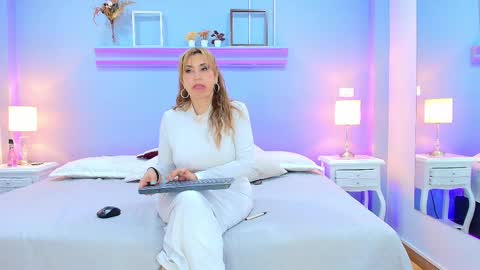 Snapshot of samanthamilf__ chatting on 02/14/25, 01:23 Samanta online show from 02/14/25, 01:23