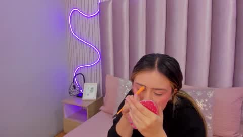 Snapshot of samanthapeachs chatting on 11/18/25, 12:09 Alejandra online show from 11/18/25, 12:09