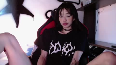 Snapshot of samantx chatting on 01/23/25, 05:42 lil sam online show from 01/23/25, 05:42