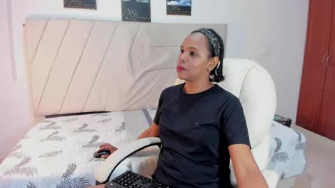 samaraa_smith1 online show from 04/15/26, 12:23